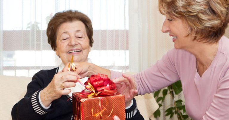 Three Useful Tips in Buying Gifts for Mom